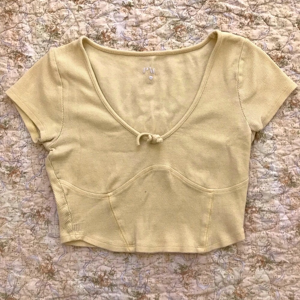 Yellow cropped tee